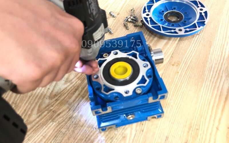Vặn chắc ốc vít