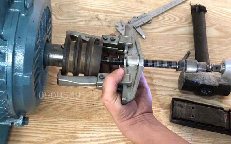 Cách dùng thiết bị cảo để tháo lắp puly motor