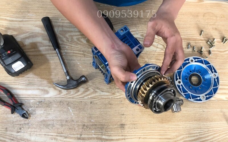 Sử dụng bút đánh dấu hoặc chụp ảnh lại vị trí của từng chi tiết