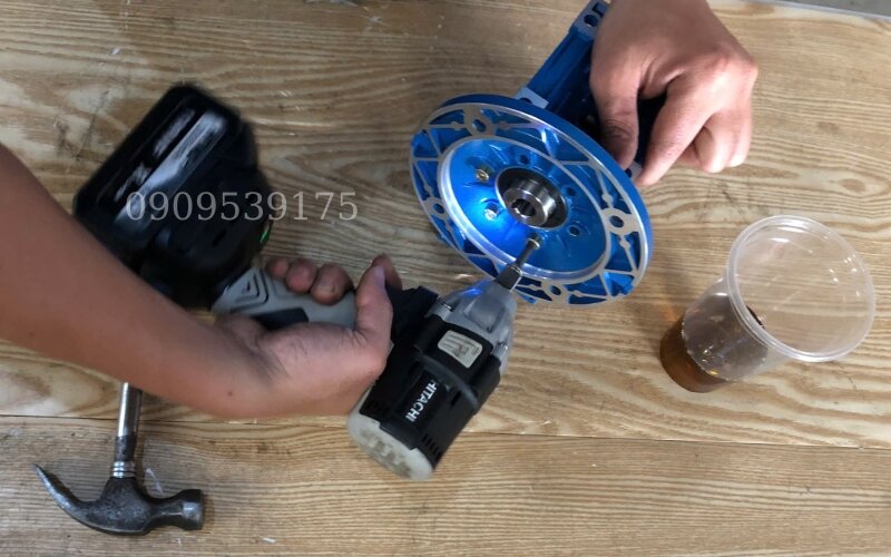 Tháo rời trục vào và trục ra của hộp số motor giảm tốc một cách cẩn thận.
