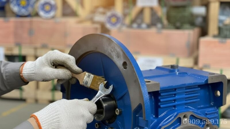 Quy trình bôi mỡ trục động cơ và lắp ráp vào hộp giảm tốc NMRV.