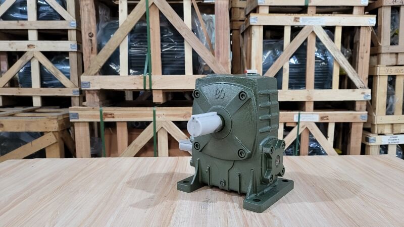 Trục vít bánh vít được thiết kế như một trục ren xoắn.