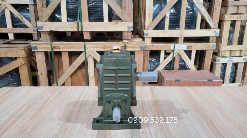 Rò rỉ dầu, máy rung ồn bất thường và xuất hiện vết nứt chân chim quanh khu vực ổ đỡ.