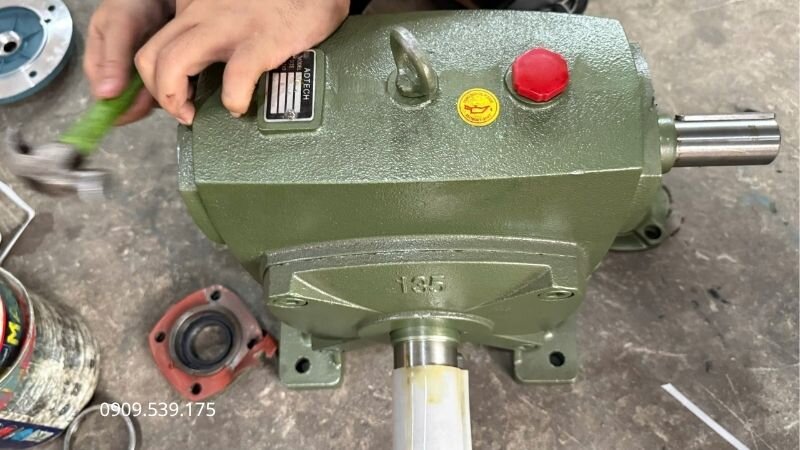 Chọn sai công suất làm hộp giảm tốc nhanh quá tải